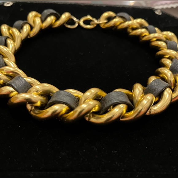 Chanel-like Vintage Gold-tone & Faux Leather Bold Choker Necklace - Picture 4 of 8